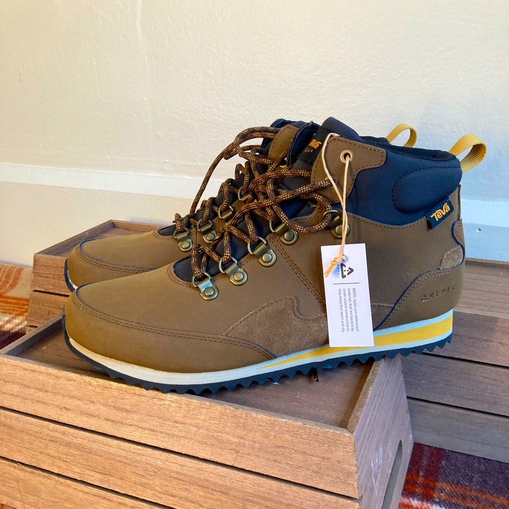 Teva Freeside boots